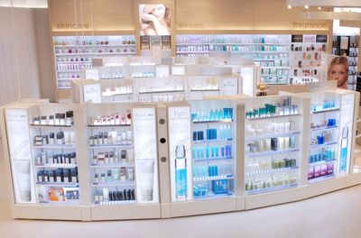 大型商場(chǎng)化妝品店裝修案例圖片